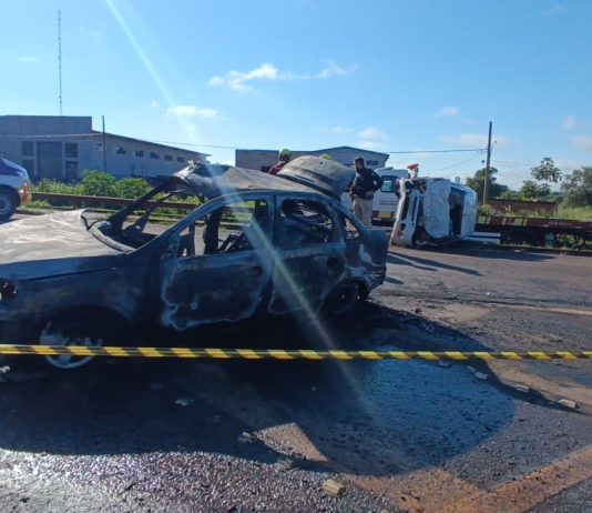 Carro teria invadido pista contrária, bateu em outro e pegou fogo na BR-163