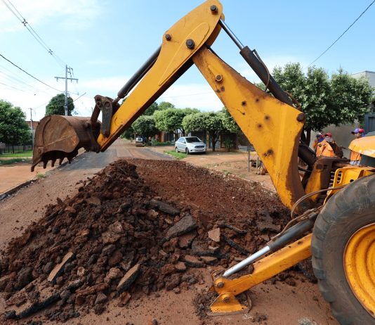 DOURADOS: Prefeitura mantém seis frentes simultâneas de recuperação asfáltica