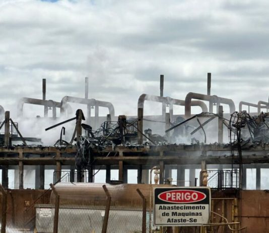 Grande incêndio destruiu torres de resfriamento em usina de Caarapó