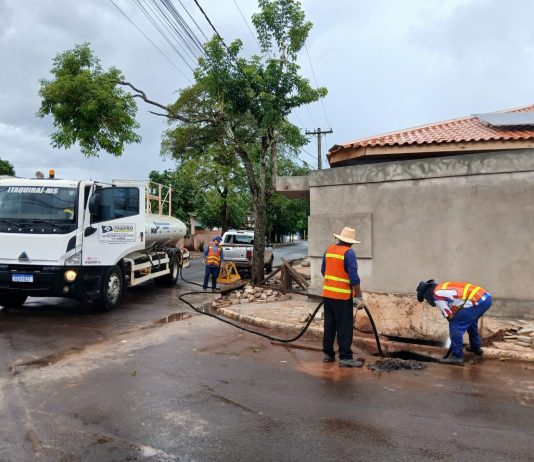 Prefeitura de Itaquiraí atua na limpeza de bueiros e na recuperação do asfalto