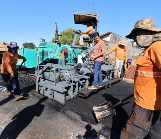 DOURADOS avança com asfalto no Altos do Indaiá após décadas de espera dos moradores