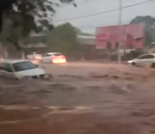 ITAQUIRAÍ: temporal transformou avenidas em rios e derrubou árvores