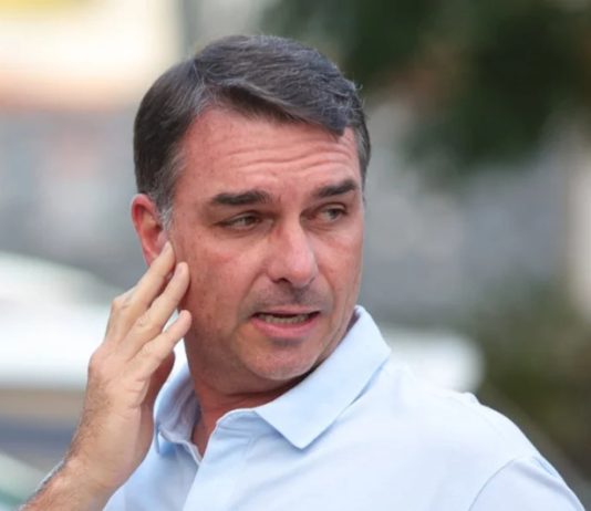 Flávio Bolsonaro assina pedido de impeachment de Dias Toffoli em meio a pressões por caso Banco Master