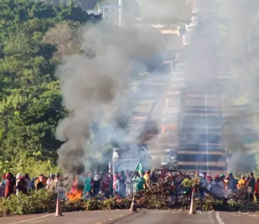 PROTESTO: integrantes do MST desrespeitam lei e bloqueiam a BR-163