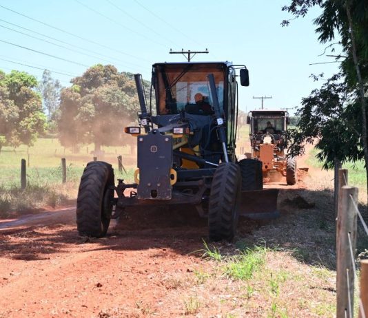 ITAQUIRAÍ: estradas rurais do município seguem recebendo melhorias