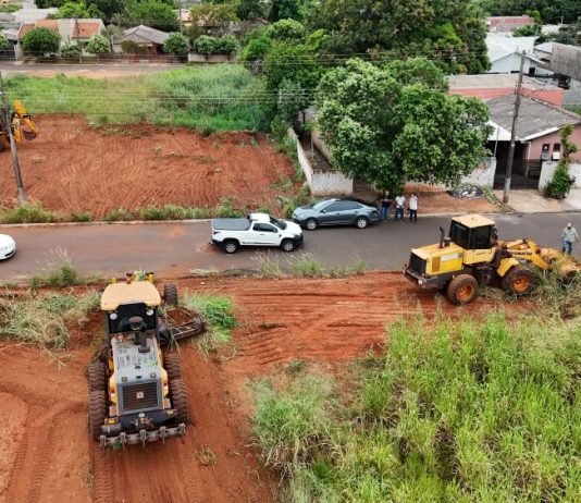 ITAQUIRAÍ: Prefeitura inicia limpeza de terrenos notificados e proprietários serão multados