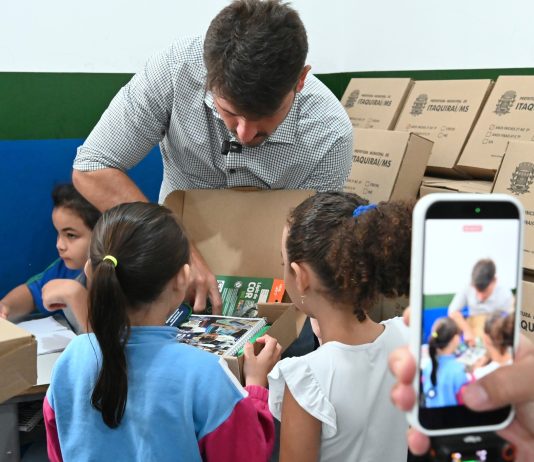 ITAQUIRAÍ: Prefeitura entrega mais de 2.6 mil kits escolares aos alunos da REME