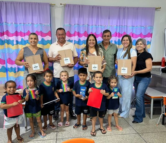 JAPORÃ: Prefeitura entrega cerca de 1.950 kits escolares para alunos da rede municipal