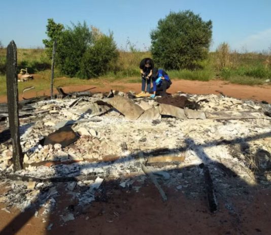 Homem ateia fogo em casa com a ex-dentro; ela morreu queimada