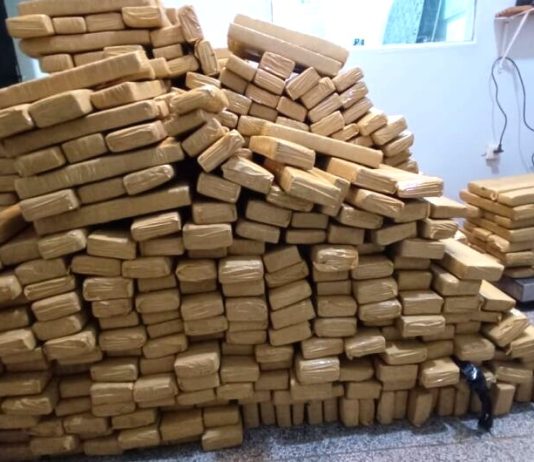 Mais de 1 tonelada de droga é apreendida após perseguição; dois são presos