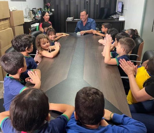 Alunos do Pré II homenageiam e entrevistam Vitor Malaquias pelo Dia do Prefeito