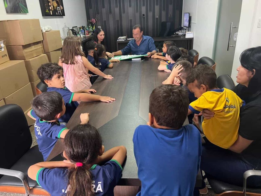 Japorã: Alunos do Pré II homenageiam e entrevistam Vitor Malaquias pelo Dia do Prefeito Japorã: Alunos do Pré II homenageiam e entrevistam Vitor Malaquias pelo Dia do Prefeito