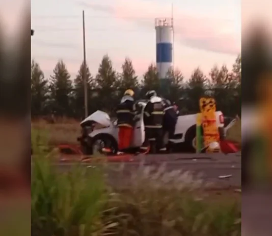 Colisão frontal entre picape e Fiorino deixa motorista preso às ferragens na BR-262