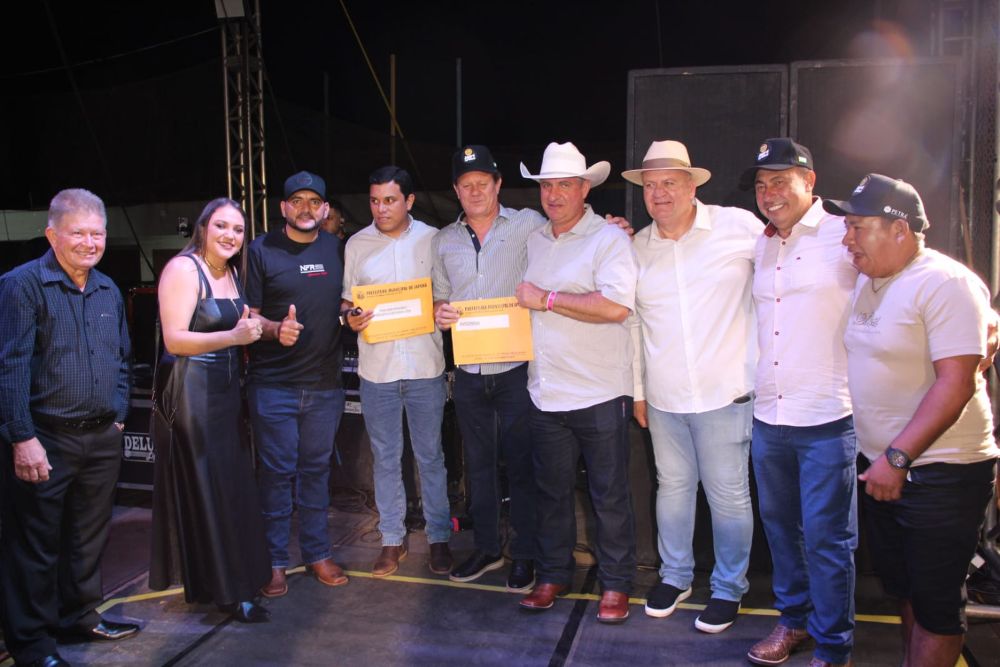 Japorã 34 anos: Malaquias entrega escrituras a empresários que investirão na agroindústria