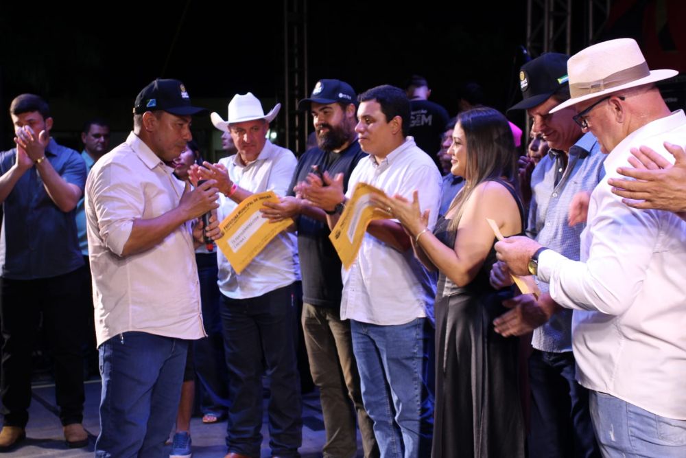 Japorã 34 anos: Malaquias entrega escrituras a empresários que investirão na agroindústria