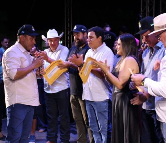 JAPORÃ 34 ANOS: Malaquias entrega escrituras a empresários que investirão na agroindústria