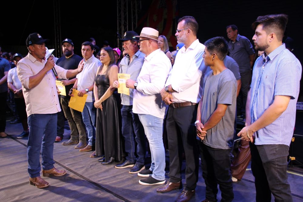 Japorã 34 anos: Malaquias entrega escrituras a empresários que investirão na agroindústria