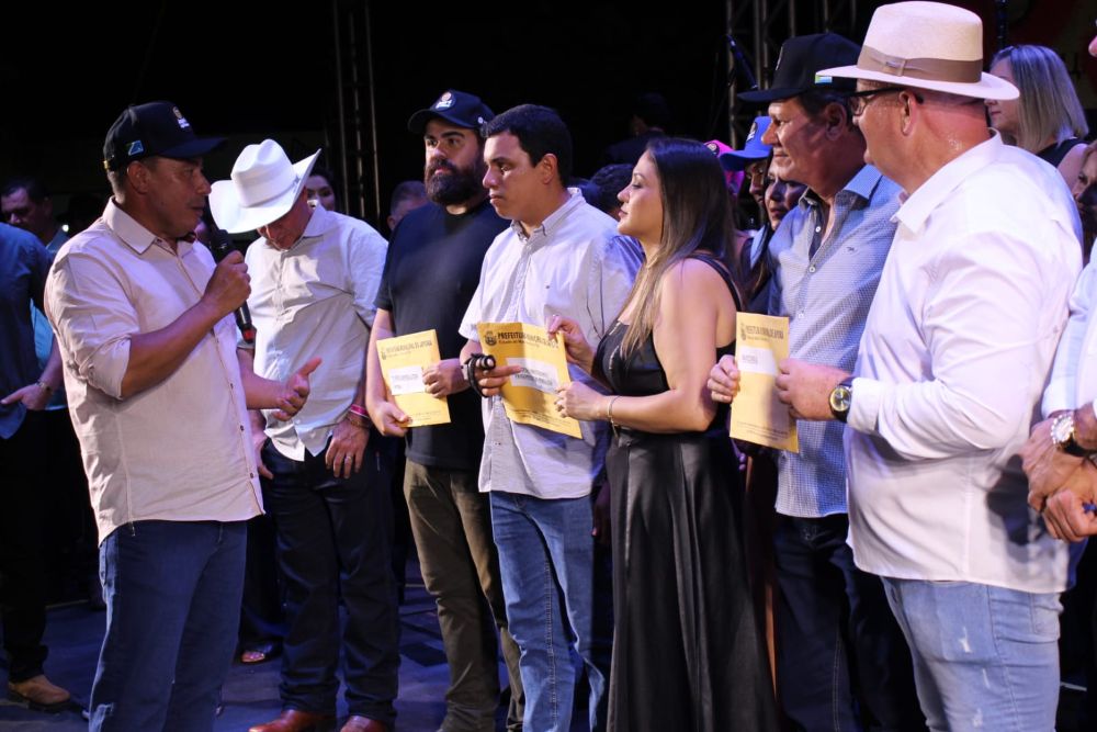 Japorã 34 anos: Malaquias entrega escrituras a empresários que investirão na agroindústria