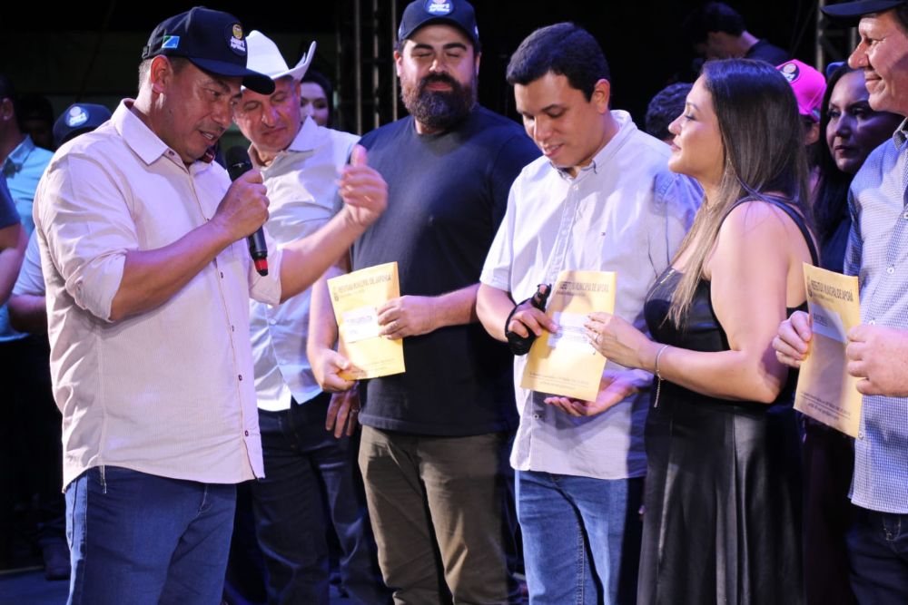 Japorã 34 anos: Malaquias entrega escrituras a empresários que investirão na agroindústria