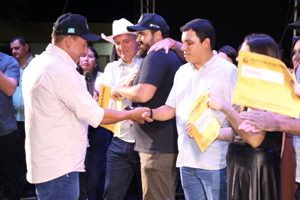 Japorã 34 anos: Malaquias entrega escrituras a empresários que investirão na agroindústria