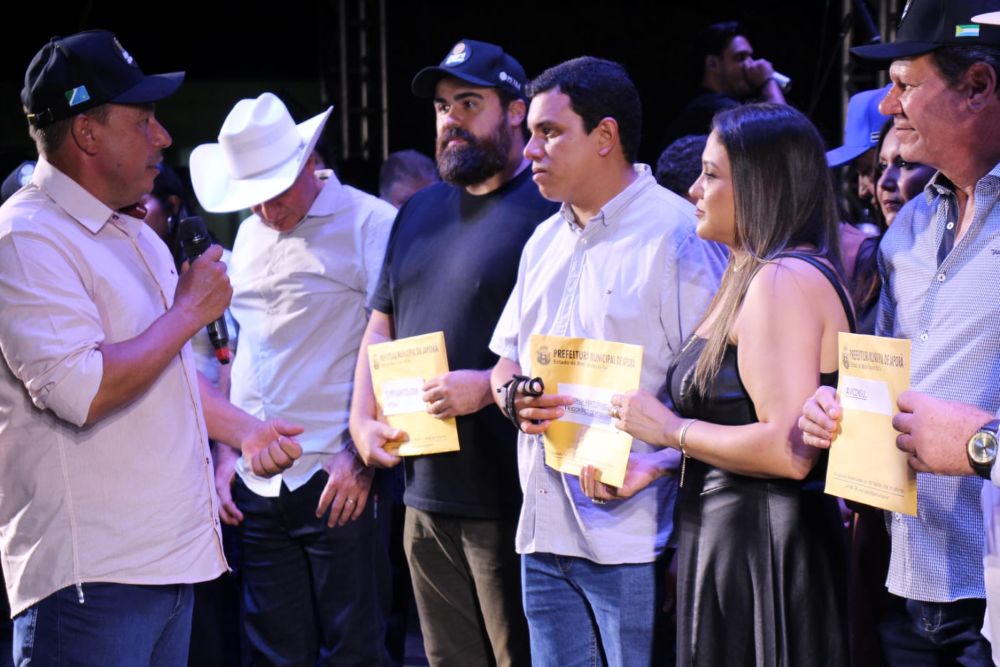 Japorã 34 anos: Malaquias entrega escrituras a empresários que investirão na agroindústria