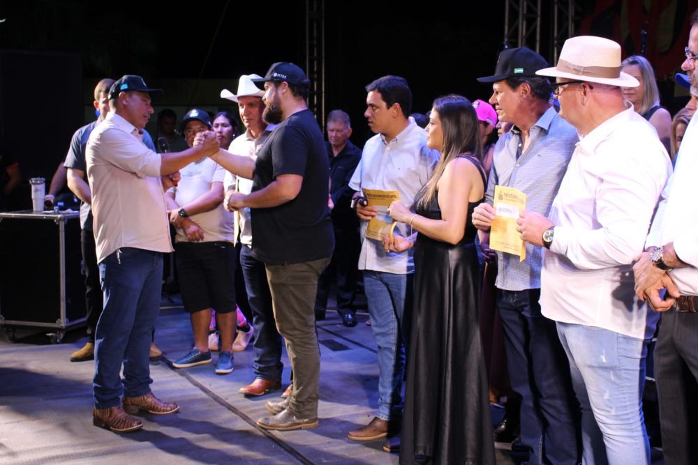 Japorã 34 anos: Malaquias entrega escrituras a empresários que investirão na agroindústria