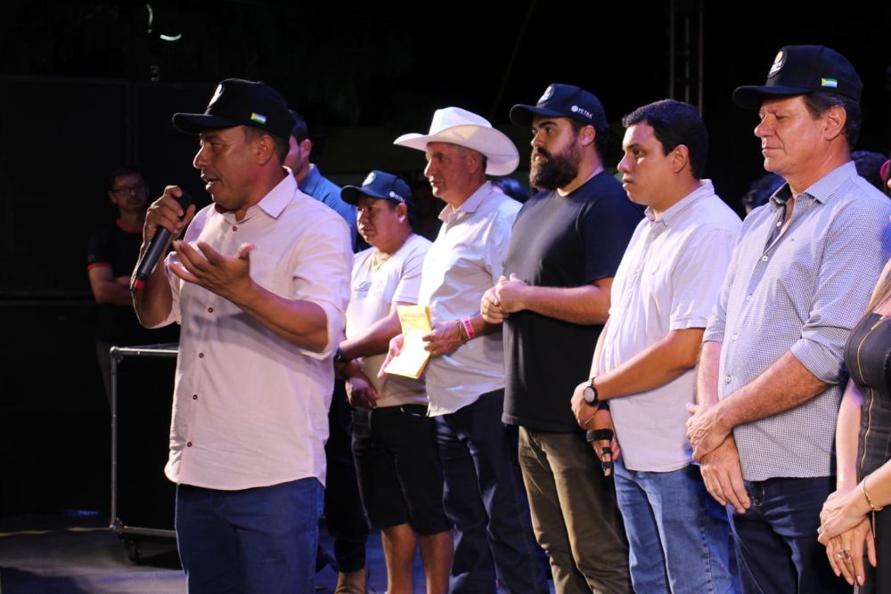 Japorã 34 anos: Malaquias entrega escrituras a empresários que investirão na agroindústria