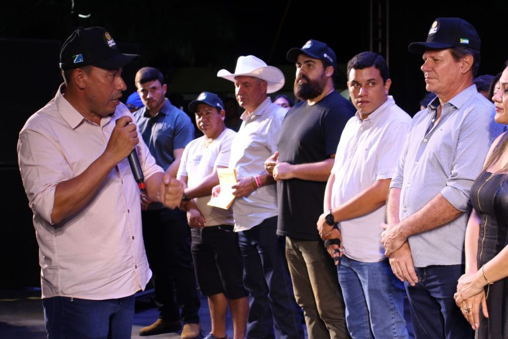 Japorã 34 anos: Malaquias entrega escrituras a empresários que investirão na agroindústria