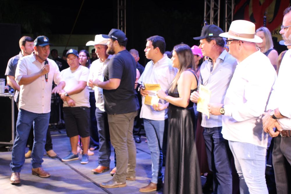 Japorã 34 anos: Malaquias entrega escrituras a empresários que investirão na agroindústria