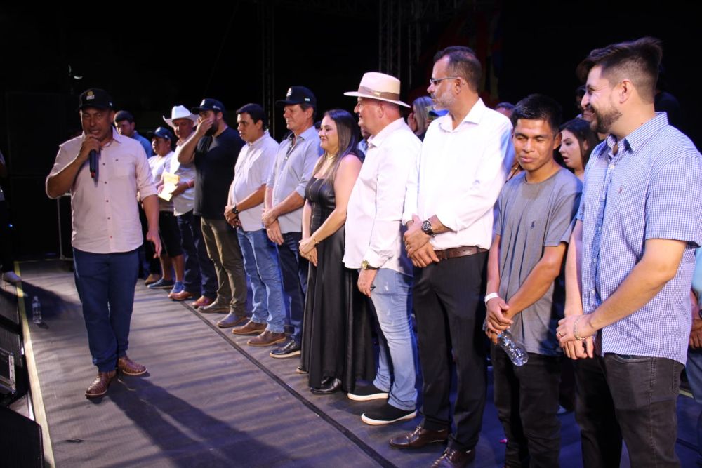 Japorã 34 anos: Malaquias entrega escrituras a empresários que investirão na agroindústria