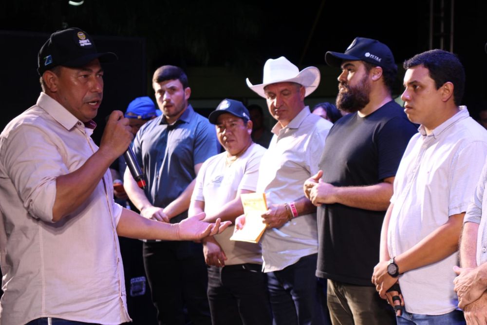 Japorã 34 anos: Malaquias entrega escrituras a empresários que investirão na agroindústria