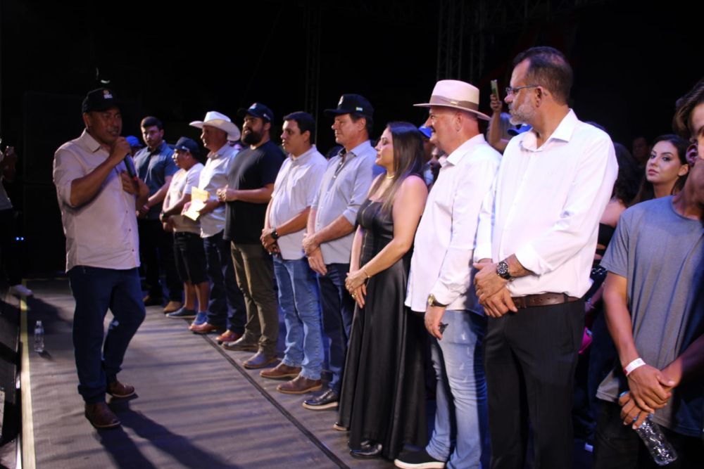 Japorã 34 anos: Malaquias entrega escrituras a empresários que investirão na agroindústria