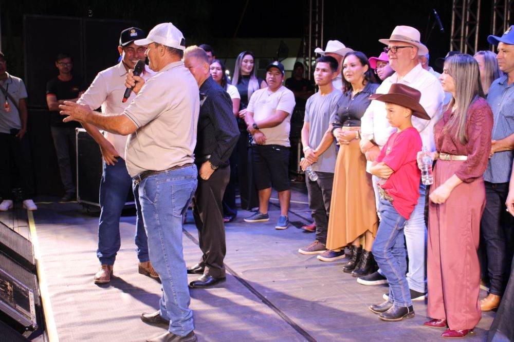 Japorã 34 anos: Malaquias entrega escrituras a empresários que investirão na agroindústria