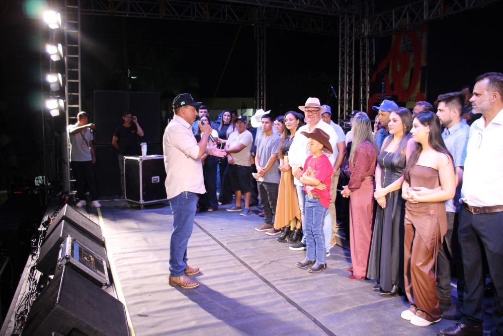 Japorã 34 anos: Malaquias entrega escrituras a empresários que investirão na agroindústria