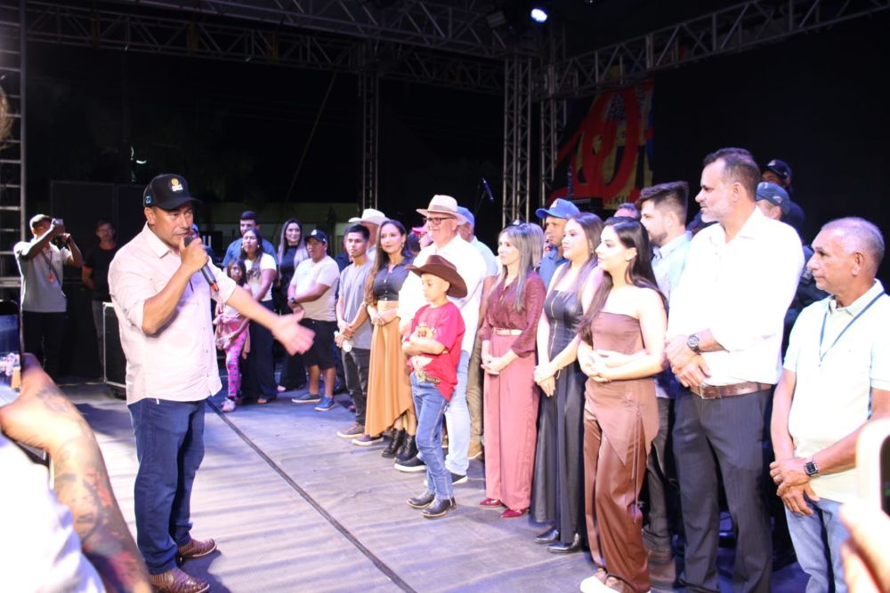 Japorã 34 anos: Malaquias entrega escrituras a empresários que investirão na agroindústria