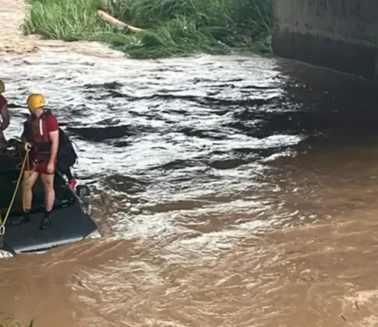 Enxurrada leva mulher que caiu de carro dentro de córrego durante chuva em Piracicaba