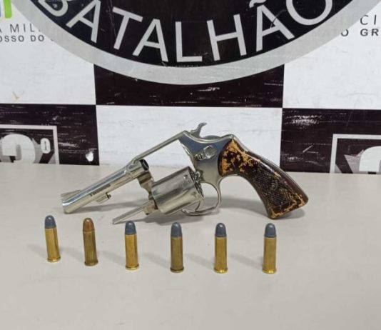 Jovem tenta fugir de abordagem e acaba preso com arma