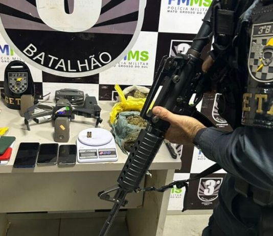 Dupla suspeita de operar drone para levar drogas a presídio é flagrada com maconha e haxixe