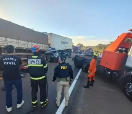 Marido e mulher morreram na hora; caminhão bateu em S-10 parada no “pare e siga”