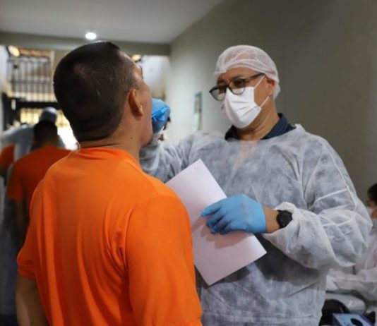 Polícias Científica e Penal coletam DNA de custodiados para ampliar banco usado em investigações criminais