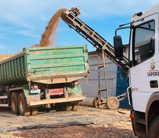 Governo de Japorã atende agricultores familiares com transporte de cama de frango