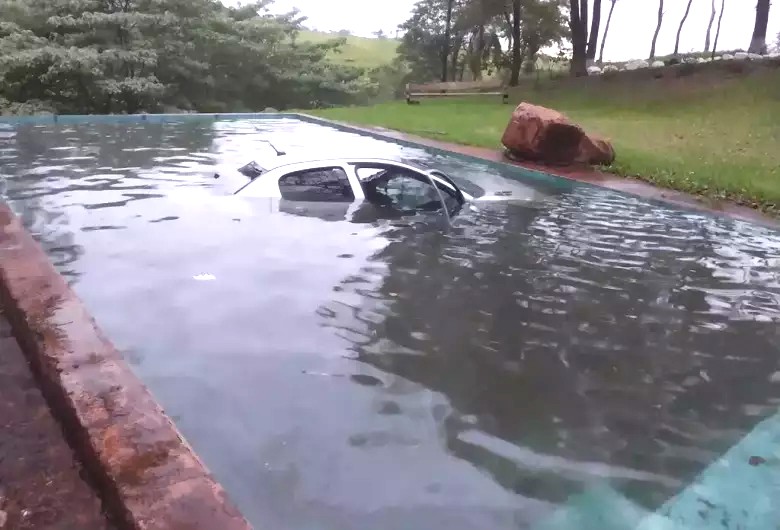 carro na piscina