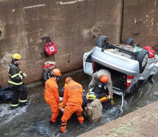 Enfermeira cai com carro dentro de córrego após sair de plantão em Campo Grande