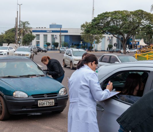 NAVIRAÍ: Saúde Municipal vacina centenas de pessoas com Drive-Thru