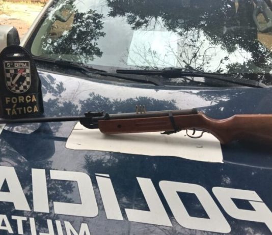 Homem é preso após ameaçar companheira com espingarda em fazenda