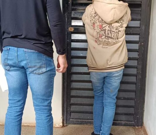 Presa mulher que causou incêndio e matou homem; ela é acusada de atear fogo em gestante