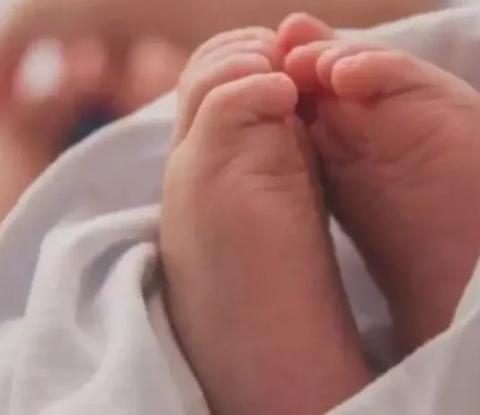 Bebê tem morte cerebral: mãe não levou bebê ao médico por achar que marcas roxas eram “normais”