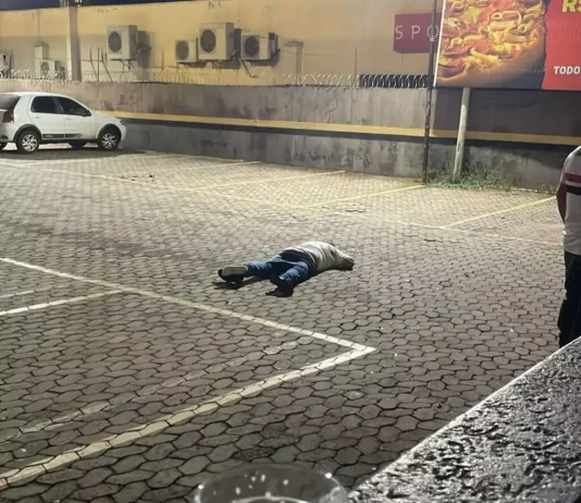 Homem é executado com tiros na cabeça em estacionamento de pizzaria
