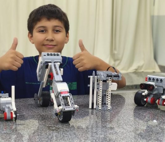 Do celular guardado ao robô em movimento: escolas de MS reinventam o uso da tecnologia em sala de aula