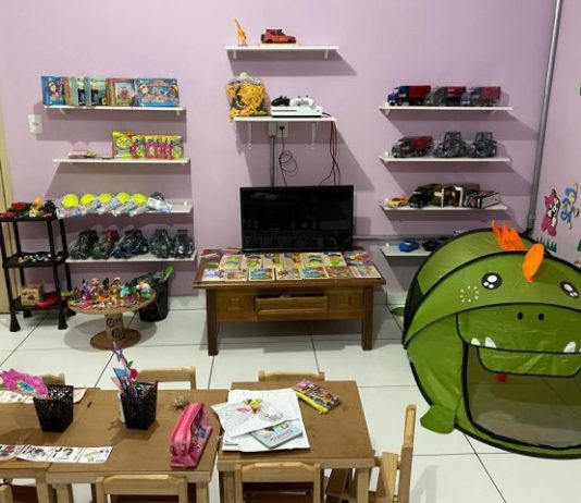 Em Amambai crianças recebem brinquedos após atendimento na Sala Lilás; acolhimento que fica